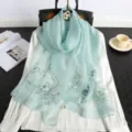 Eleganter hellblauer Seidenschal mit Blumenmuster für Damen, stilvolles Sommer-Accessoire. - Himmelblau