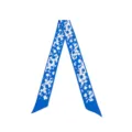 Dettaglio della sciarpa sottile in seta blu con motivo floreale, nastro per capelli e borsa. - 125cm / Blu
