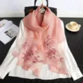 Rosa Seidenschick bestickter Schal mit zarten Blumenmustern, elegantes Accessoire für Frauen. - Rosa