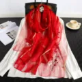 Exquisiter roter Seide-Wolle-Schick-Schal mit zarten Pflumenblüten für elegante Damen. - Rot