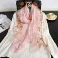 Eleganter rosa bestickter Seidenschal mit zartem Blumen-Zweig-Design für Damen im Alltag. - Rosa