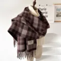 Detailansicht eines braunen Karo-Fransen-Winterschals auf Puppe, gemütliche Textur. - 195x65cm / Kaffeebraunes Quasten-Karo