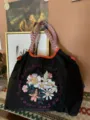 Große Schultertasche mit breitem gewebtem Gurt und wunderschöner floraler Stickerei für Damen. - Schwarze Blume