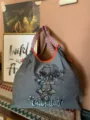 Borsa a tracolla ampia ed elegante con larga cinghia tessuta e bellissimo ricamo floreale. - Cesto di Fiori Grigio