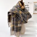 Herbst Winter klassischer karierter Schal mit Fransen warmer Halswärmer Detail Ansicht. - Blau Kariert