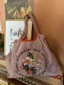 Borsa a tracolla casual in tela con ampia tracolla tessuta e ricamo floreale, grande borsa ecologica. - Fiore Viola