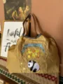 Detailansicht der großen Canvas-Umhängetasche mit breitem Webgurt und süßer Panda-Stickerei. - Panda Luftballons