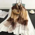 Eleganter Seidenschal mit Karomuster für Damen, leichtes braunes Vintage Karo Tuch und Stola. - Khaki