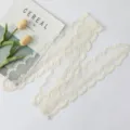 Elegantes cremeweißes Spitzenband, ideal für Taschenverzierung, Haarstyling oder Accessoires. - Weiß