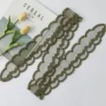 Olivengrünes Spitzenband Detail mit exquisitem ausgehöhltem Wellen Blumenmuster Design. - Grün