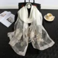 Eleganter weißer Seidenschal mit filigraner goldener Blumenstickerei für Frühling und Herbst. - Weiß