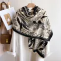 Schwarz-weißer Blumen-Kaschmir-Gefühl verdickter Damen Schal Winter warmer Mantel Umhang. - Schwarzes Blatt