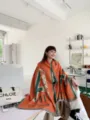 Modischer Damen Schal in Orange aus Kunstkaschmir mit stylischem Buchstaben-Print. - Orange Buchstaben