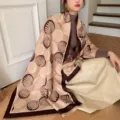 Damen Kunstkaschmir Schal geometrischer Blattdruck warmer modischer Winterschal und Umhang - Camel-Farbe mit großen Punkten