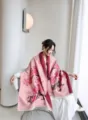 Sciarpa invernale rosa spessa con fiori scialle donna versatile capo caldo elegante. - Gioia dei fiori di prugno rosa