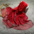 Bufanda roja de seda lana con borde brillante plateado chal elegante mujer moda otoño detalle - Rojo Brillante