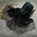 Elegante bufanda de seda y lana bicolor con detalles metálicos para la primavera. - Negro Verde