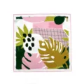 Vista detallada de pañuelo de seda cuadrado con estampado de hojas tropicales abstractas. - XFJ38