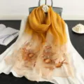 Dünner Seidenschal für Damen, elegante gelb-weiße bestickte lange Tuch für den Herbst. - Gelb