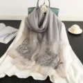 Grau bestickter Seidenschal für Damen, leichten Frühlings- und Herbst-Mode-Halsaccessoire. - Grau