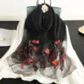 Schwarzer, transparenter Seide-Wolle-Bestickter Schal mit lebhaftem rotem Blumenmuster. - 190cm / Schwarz