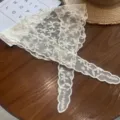 Vue détaillée du foulard triangulaire en dentelle brodée florale douce pour femmes, design délicat. - Blanc