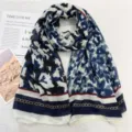 Blauer abstrakter Leopardenprint Schal mit Kettenrand, weicher Baumwollmix Schal Detail. - Blau