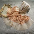 Elegante bufanda de lana de seda degradada con borde plateado, chal suave para mujer. - Amarillo claro