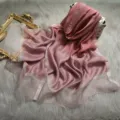 Detailansicht eines eleganten Seide-Wolle Schals in Rosa mit feinem und schickem Rand. - Lila