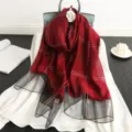 Exquisites Detail des Seide Wolle Karo Schals mit rotem Tartan Muster, Goldfaden und schwarzem Saum. - Rot