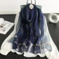 Seiden-Woll-Mischung Schal Detail mit goldenen Streifen für herbstliche und winterliche Outfits. - Marineblau