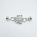 Detaillierte Nahaufnahme eines funkelnden floralen DIY Schmuck Kettenverschlusses. - Blumenschnalle / Silber