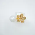 Exquisite pearl flower detail shot featuring sparkling zircon and gold-plated design. - Ring / Gold (Acrylic Pearl)