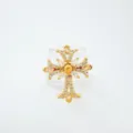 Detailaufnahme des französischen Retro-Zirkonia-Kreuzrings in vergoldeter Ausführung, edler Schmuck. - Ring / Leere Fassung / Gold