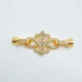 Detailaufnahme des goldenen DIY Perlenketten-Verschlusses mit eleganter Schleife. - Umwundener Verschluss / Gold