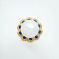Detailaufnahme des Perlenblütenrings mit blauen Steinen und Kristallen in goldener Fassung. - Ring Nur (Künstliche Perle) / Gold