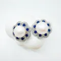 Exquisite Perlen Ohrstecker mit blauen Edelsteinen und funkelnden Strassdetails. - Ohrringpfosten Nur (Künstliche Perle) / Silber