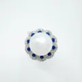 Eleganter Perlen Cluster Ring mit blauem Edelstein Halo und funkelnden Zirkon Details - Ring Nur (Künstliche Perle) / Silber