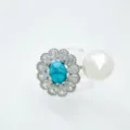 Detailansicht des Türkis Perle Schmuckaccessoires mit blauem Stein und weißer Perle. - Ring / Faux-Perlen-Dekoration / Silber