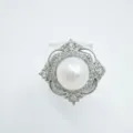 Close-up detail of pearl clover ring with pavé stones and mother-of-pearl inlay elegance. - Ring (Artificial Pearl) / White Shell - Silver