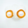 Elegante Perlenohrringe mit geriffeltem vergoldetem Design und minimalistischem Schmuckstil. - Ohrstecker (Acrylperle Stil) / Gold