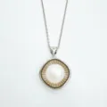 Elegante silberfarbene Halskette mit strahlendem Perlenanhänger im Sonnenstrahl-Design. - Anhänger Ohne Kette (Acrylperle Stil) / Ohne Kette / Silber