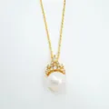 Collier pendentif perle couronne or vue de détail, cristaux zircon et perle blanche. - Pendentif-Or (Perle Naturelle) / Sans chaîne