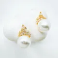 Boucles d'oreilles perle couronne plaquées or avec accents de cristal pour style élégant. - Boucles d'Oreilles-Or (Perle d'Eau Douce)