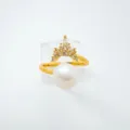 Primer plano detallado del elegante anillo de perla con corona dorada, zirconias brillantes. - Dorado (Perla Natural)