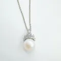 Elegante collar de plata con colgante de perla y engaste de circonitas en diseño de corona. - Colgante Solo (Sin Cadena) - Plateado (Perla Acrílica) / Sin cadena