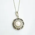Nahaufnahme einer zarten Perlenhalskette mit filigraner Blumenfassung und feiner Kette. - Anhänger Ohne Kette (Acrylperle) / Silber