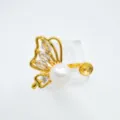 Zarte Schmetterlings-Anhänger Detailaufnahme mit funkelnden Zirkonia und weißer Perle. - Ring / Acrylperlen / Gold