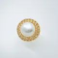 Nahaufnahme eines goldbeschichteten Perlenanhängers mit funkelndem Strass-Heiligenschein für Kette - Ring (Acrylperle) / Gold