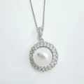 Elegante Perlen-Anhänger Halskette mit glitzerndem Zirkonia-Halo und silberner Kette. - Anhänger Ohne Kette (Acrylperle) / Ohne Kette / Silber